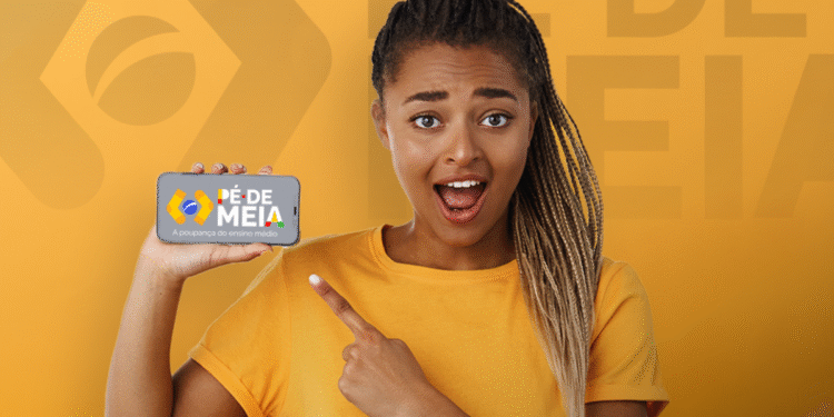 Imagem de uma jovem apontando para um celular exibindo o logo do projeto 'Pé-de-Meia', com foco na mensagem de poupança para estudantes do ensino médio.