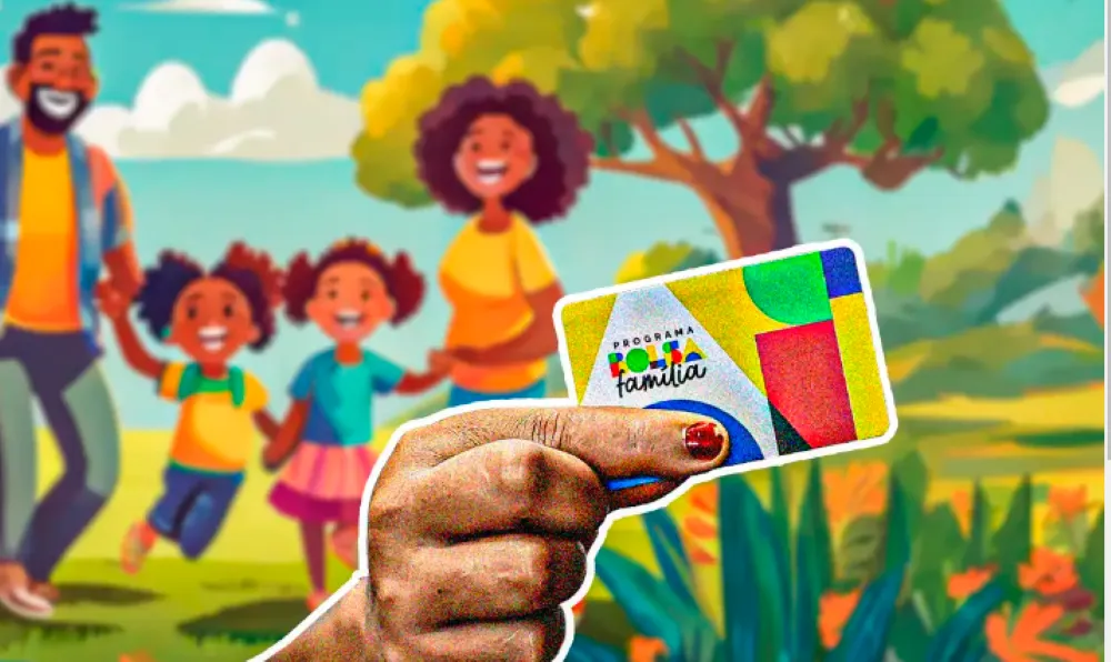 Cartão do programa Bolsa Família sendo segurado por uma mão, com uma família sorridente ao fundo em um cenário ao ar livre.