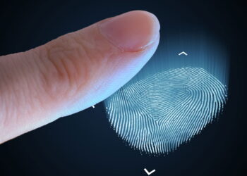 Imagem ilustrativa de impressão digital sendo registrada, simbolizando a obrigatoriedade do cadastro biométrico para beneficiários do Bolsa Família.