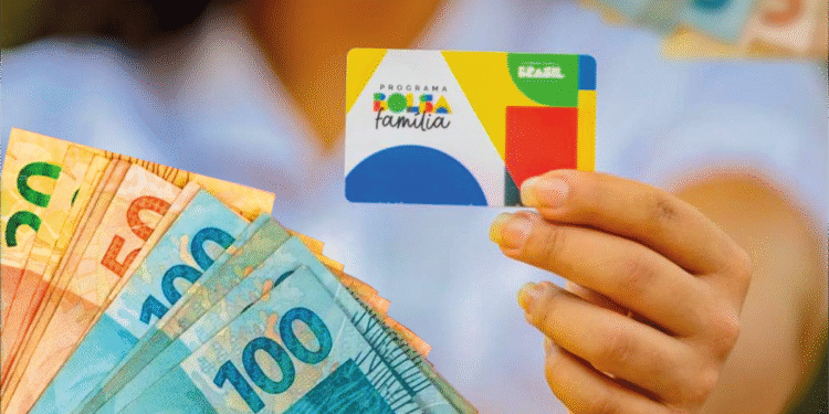 Cartão do Programa Bolsa Família com cédulas de dinheiro ao fundo, destacando a proteção do benefício por até 24 meses.