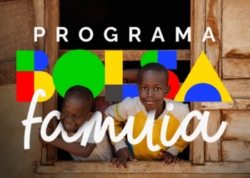 Crianças sorrindo na janela de uma casa com fundo colorido da logo, representando o programa Bolsa Família.