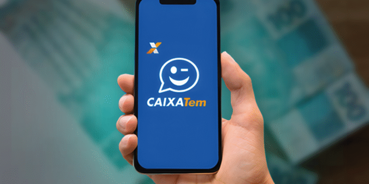 Imagem do aplicativo Caixa Tem em um smartphone, com logo visível em fundo azul e cédulas de dinheiro ao fundo.