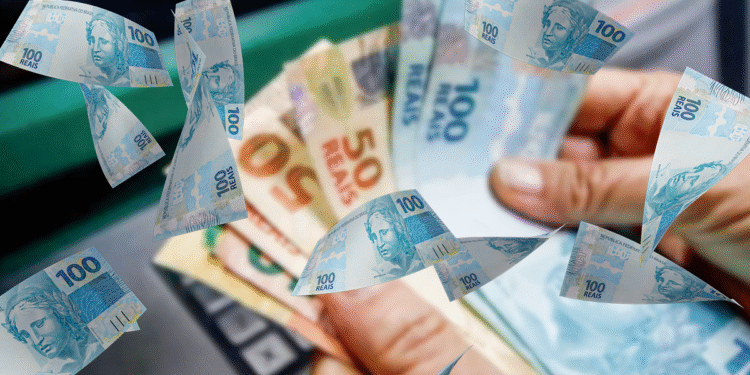 Pessoa segurando cédulas de 50 e 100 reais com notas de R$ 100 flutuando no ar, simbolizando pagamento via PIX.
