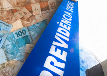 Fachada do prédio da Previdência Social ao lado de cédulas do real