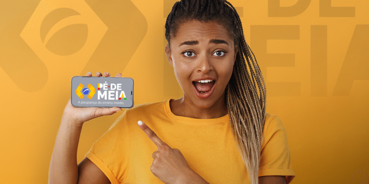 Pé-de-Meia 2025: até quando serão pagos R$ 200 e R$ 225? 1 Imagem de uma estudante segurando um celular com o logo do programa 'Pé de Meia' na tela. O programa visa apoiar financeiramente alunos do ensino médio e EJA com parcelas durante o ano letivo.