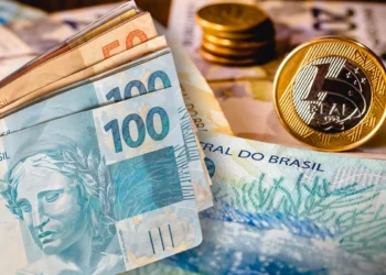 Dinheiro do Brasil: Notas e moedas com valores em reais ilustrando o impacto financeiro do abono salarial