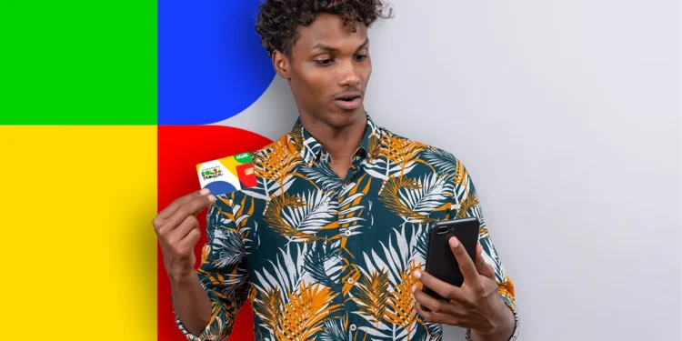 Beneficiário do Bolsa Família com cartão em mãos, observando o celular. Possíveis cortes no programa em nova normativa.