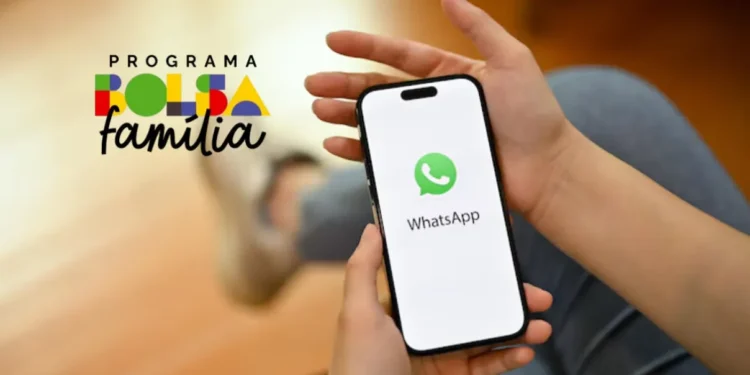 Pessoa segurando celular com o logo do WhatsApp, ao lado do logotipo do programa Bolsa Família.