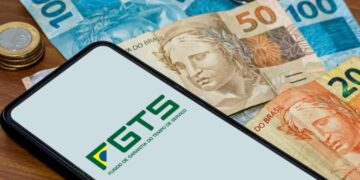 Imagem do logo do FGTS e cédulas de real, representando o pagamento antecipado do lucro de 2024, com destaque para os valores de R$ 100, R$ 50 e R$ 20.