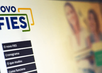 Estudantes atentos às inscrições do Novo FIES 2025 que começam em 14 de julho.