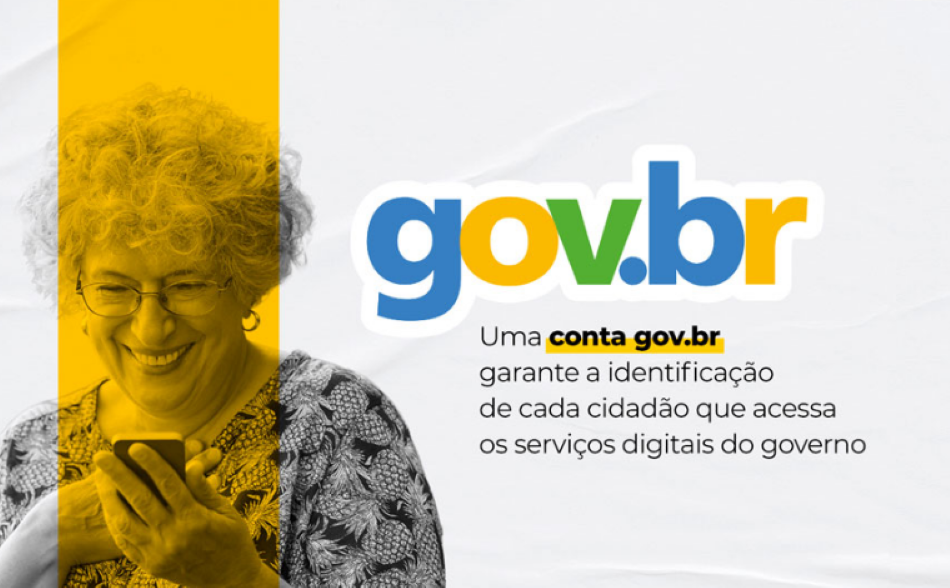 Conta Gov.Br: "não recebi código de acesso pelo e-mail ou SMS", e agora? 2 Conta Gov.Br - Mulher sorridente usando celular com problema de código de acesso.