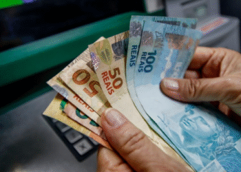 Dinheiro em notas de reais.