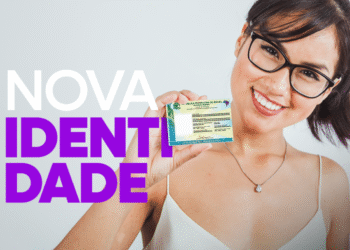 Mulher sorridente segurando uma Carteira de Identidade com fundo roxo e texto 'NOVA IDENTIDADE'