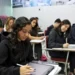 Inscrições para 15 mil vagas em cursos gratuitos terminam nesta sexta (18) 12 Estudantes participando de um curso gratuito, utilizando tablets e cadernos, com foco em aprendizado digital.