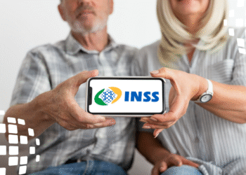 Devolução de valores do INSS exibida em smartphone por casal