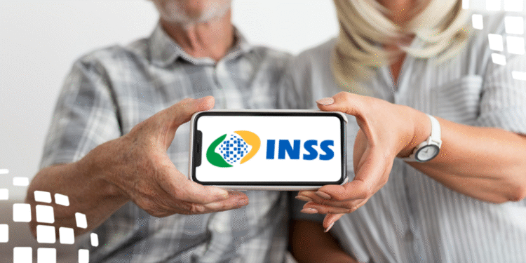 Devolução de valores do INSS exibida em smartphone por casal