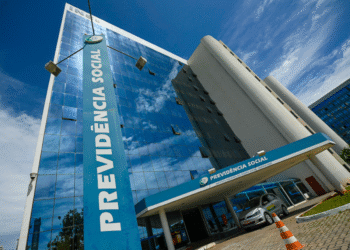 Fachada moderna do prédio do INSS com céu azul ao fundo, representando a instituição de seguridade social que administra benefícios como aposentadoria e pensão.