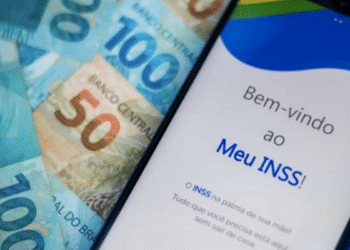 Interface do aplicativo Meu INSS com cédulas de reais ao fundo, representando os pagamentos aos beneficiários do INSS.