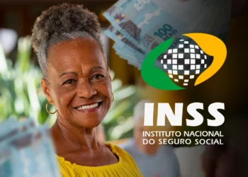 Idosa sorridente com notas de cem reais e logotipo do INSS ao fundo.
