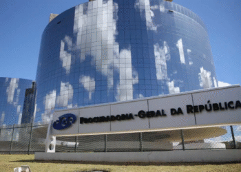 Imagem da Procuradoria-Geral da República com céu refletido em sua fachada