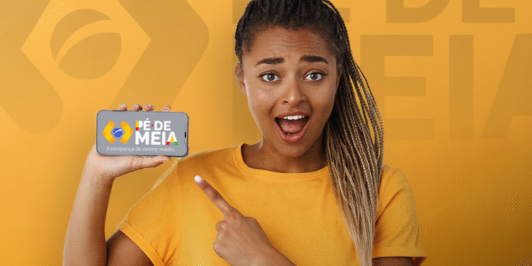 Mulher apontando para smartphone com logo do Pé de Meia, representando os canais oficiais de atendimento.