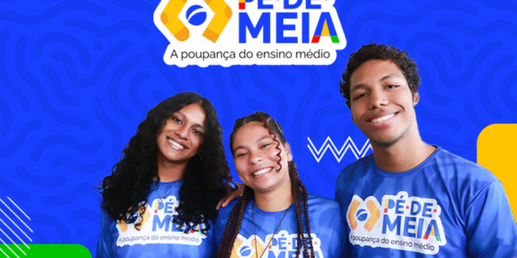 Três jovens sorridentes usando camisetas azuis do programa Pé de Meia, com fundo colorido e texto sobre poupança do ensino médio