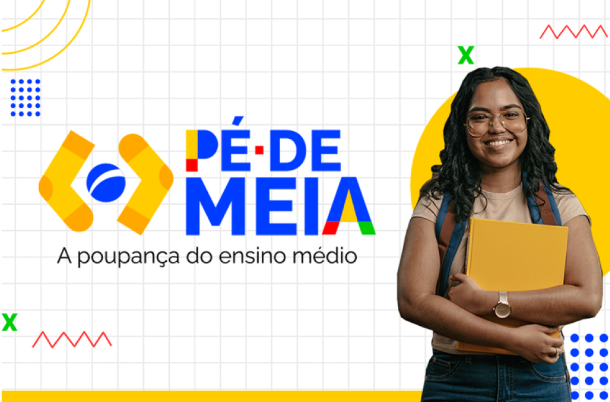 Estudante sorridente com mochila em sala de aula, representando o programa Pé de Meia.