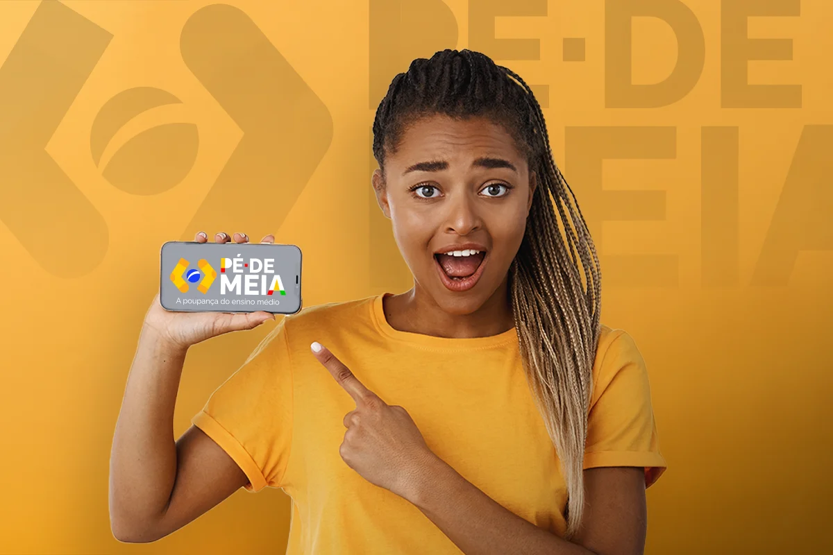 Imagem do programa Pé-de-Meia, com uma pessoa segurando um celular, exibindo o logo do programa