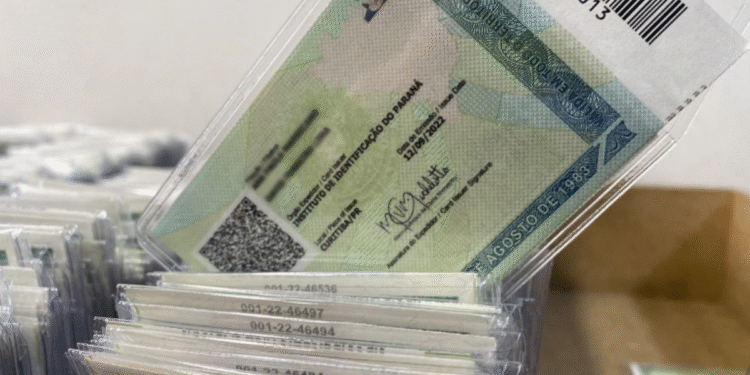 Fique atento: mutirão do novo RG acontece nesta quinta-feira, 17 de julho 1 Mutirão do novo RG em Curitiba, Paraná, com pilha de documentos.