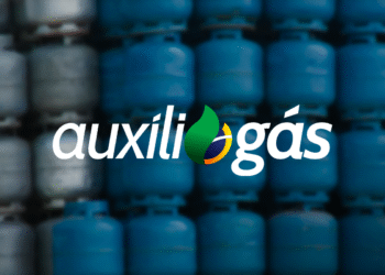 Logo do Auxílio Gás sobreposto a uma imagem de diversos botijões de gás azul e branco, empilhados em um galpão.