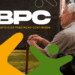 O que é necessário para o BPC ser aprovado? 12 Imagem ilustrativa sobre o Benefício de Prestação Continuada (bpc), com um idoso segurando uma bengala e contemplando o ambiente.