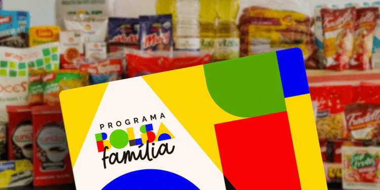 Cartão do Bolsa Família em destaque com alimentos ao fundo.