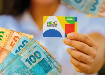 Cartão do Programa Bolsa Família 2025 acompanhado de notas de dinheiro, representando apoio financeiro do programa.