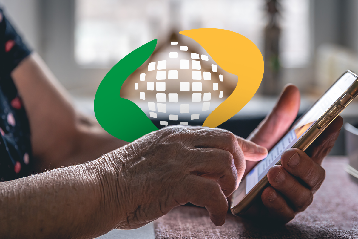 Imagem de uma pessoa utilizando o celular para consultar o pagamento do BPC no aplicativo do governo.