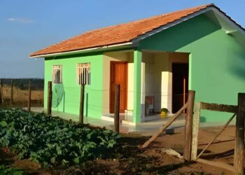 moradia rural construída no programa Minha Casa Minha Vida Rural, com horta e estrutura simples.