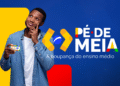 Imagem do programa Pé-de-Meia, mostrando um jovem segurando o cartão do benefício, representando o incentivo-frequência para estudantes do ensino médio.