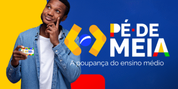 Imagem do programa Pé-de-Meia, mostrando um jovem segurando o cartão do benefício, representando o incentivo-frequência para estudantes do ensino médio.