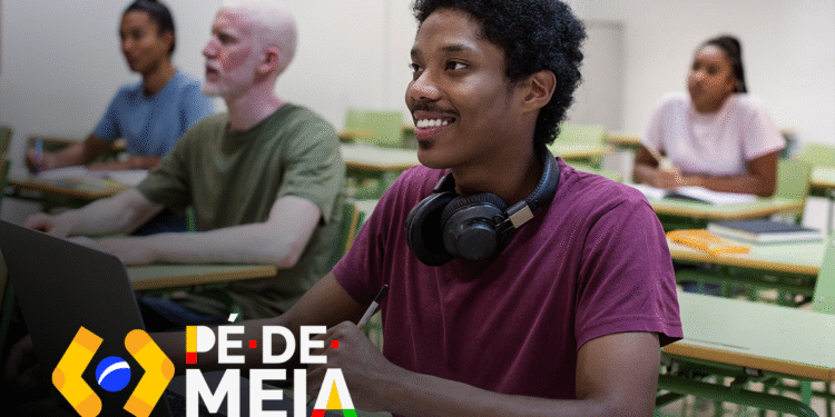 Quando será pago o valor de R$ 1.000,00 do Pé-de-Meia em agosto? 1 Imagem de estudantes no ambiente escolar, com foco no jovem sorridente, simbolizando o programa Pé-de-Meia, incentivo financeiro no valor de R$ 1.000,00 referente à conclusão do EJA para alunos do ensino médio público.