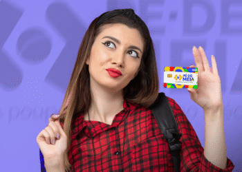 Estudante sorridente com cartão do programa Pé-de-Meia em mãos, representando apoio financeiro para estudantes.