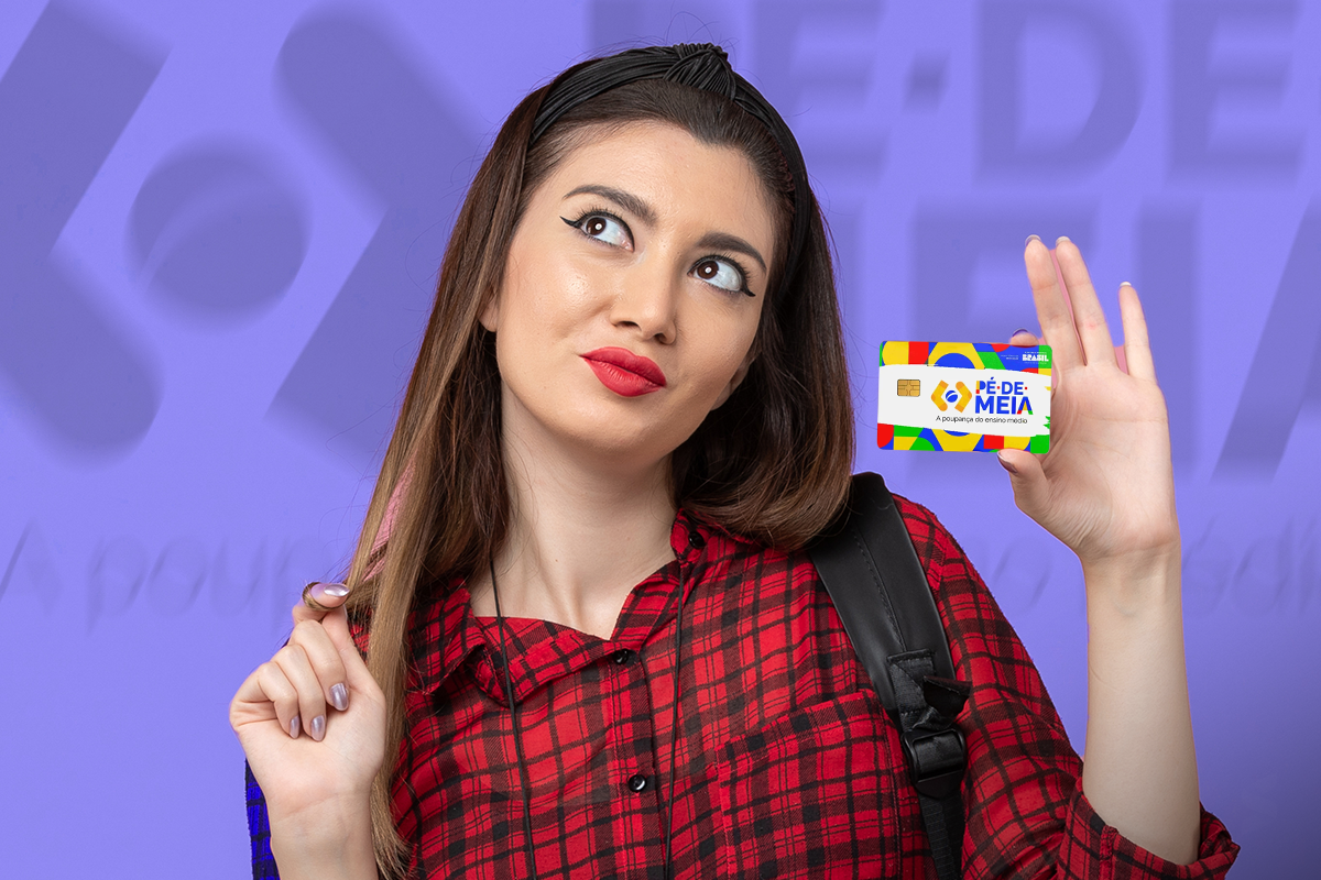  Jovem com cartão do programa Pé-de-Meia nas mãos