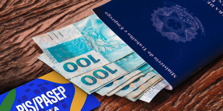 Imagem de dinheiro, passaporte e cartão PIS/Pasep, relacionados ao resgate de valores esquecidos do antigo Fundo PIS/Pasep.