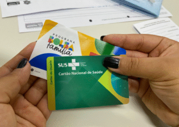 Cartões do Bolsa Família e do SUS (Sistema Único de Saúde) para acompanhamento de saúde.