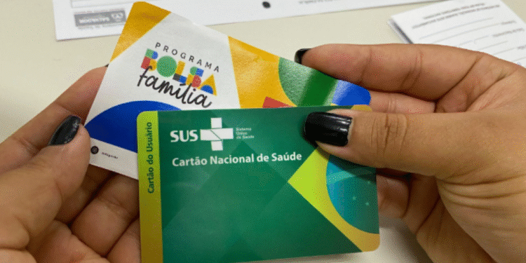 Cartões do Bolsa Família e do SUS (Sistema Único de Saúde) para acompanhamento de saúde.