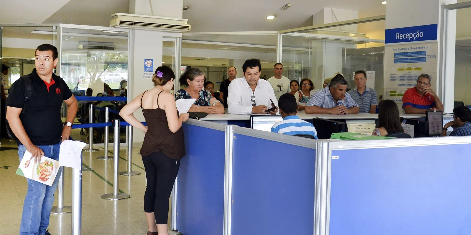 Fila de segurados do INSS aguardando atendimento