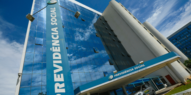 Prédio do INSS com a logo da Previdência Social.