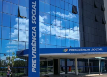 Imagem do edifício do INSS, com destaque para o nome 'Previdência Social' na fachada. Reflete o processo de regularização de provas de vida para beneficiários.