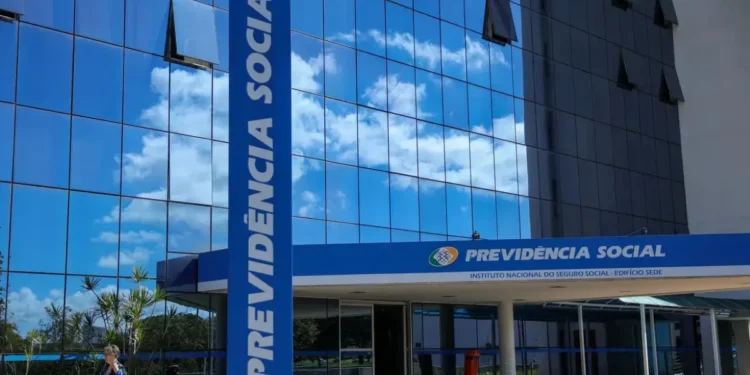 Imagem do edifício do INSS, com destaque para o nome 'Previdência Social' na fachada. Reflete o processo de regularização de provas de vida para beneficiários.