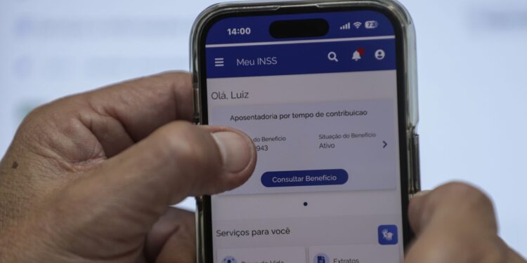 Consulta de benefício do INSS no aplicativo Meu INSS, mostrando aposentadoria por tempo de contribuição.