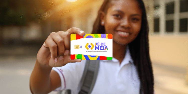 Pé-de-Meia de setembro: estudante exibindo cartão colorido com datas de pagamento e informações de beneficiários.