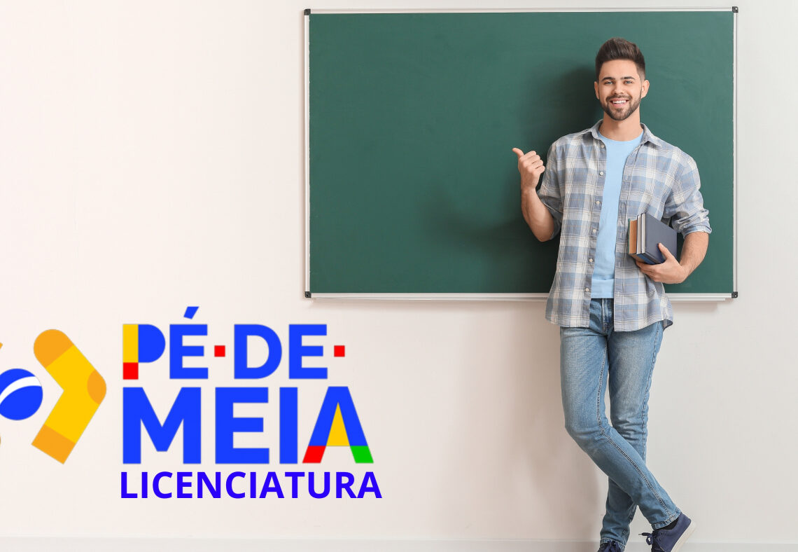 Estudante sorrindo com livros em frente ao quadro, representando o programa de licenciatura Pé-de-Meia.